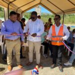 Alcalde Ysrael Toribio da el primer Picazo para la construcción de aceras y contenes en el Cruce de Pavón del Distrito Municipal Santa Lucía.